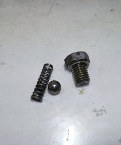 Śruba spustu oleju, sprężynka, kulka - silnik MZ ETZ 125 150 wałek krzywkowy, dźwignia zmiany biegów.