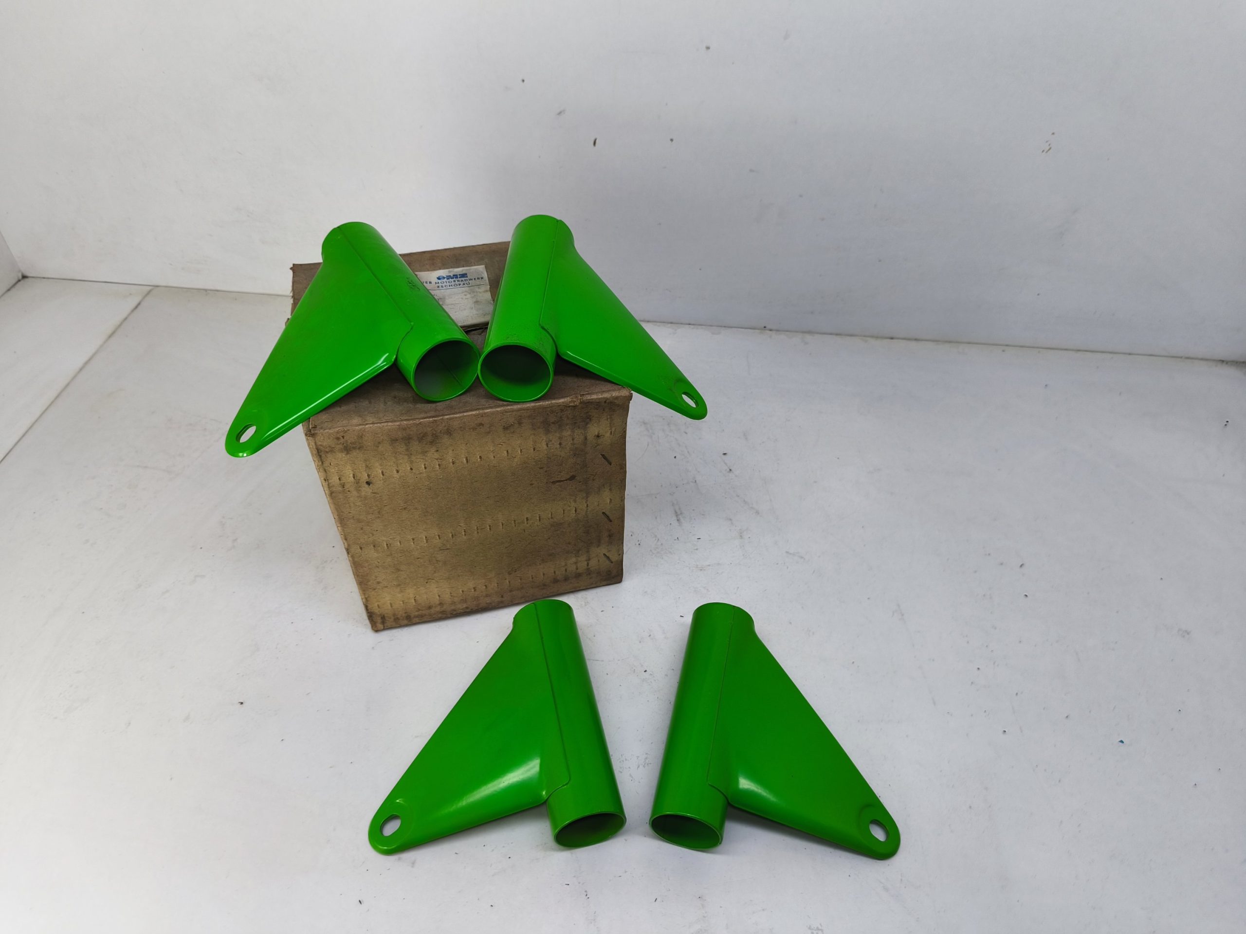 Oryginał DDR nowy - komplet mocowań lampy przedniej MZ TS 250/1 na lagi 35 mm (uchwyt mocowanie chorągiewki lampa przód)