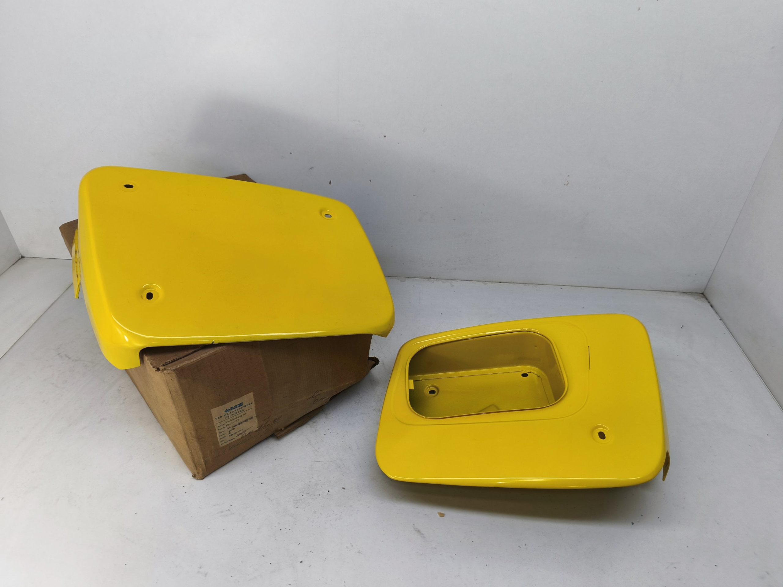 Oryginał DDR - fabrycznie nowe obudowa pokrywa akumulatora oraz obudowa boczek filtra powietrza MZ ES 125 150 TROPHY, MZ TS 125 150