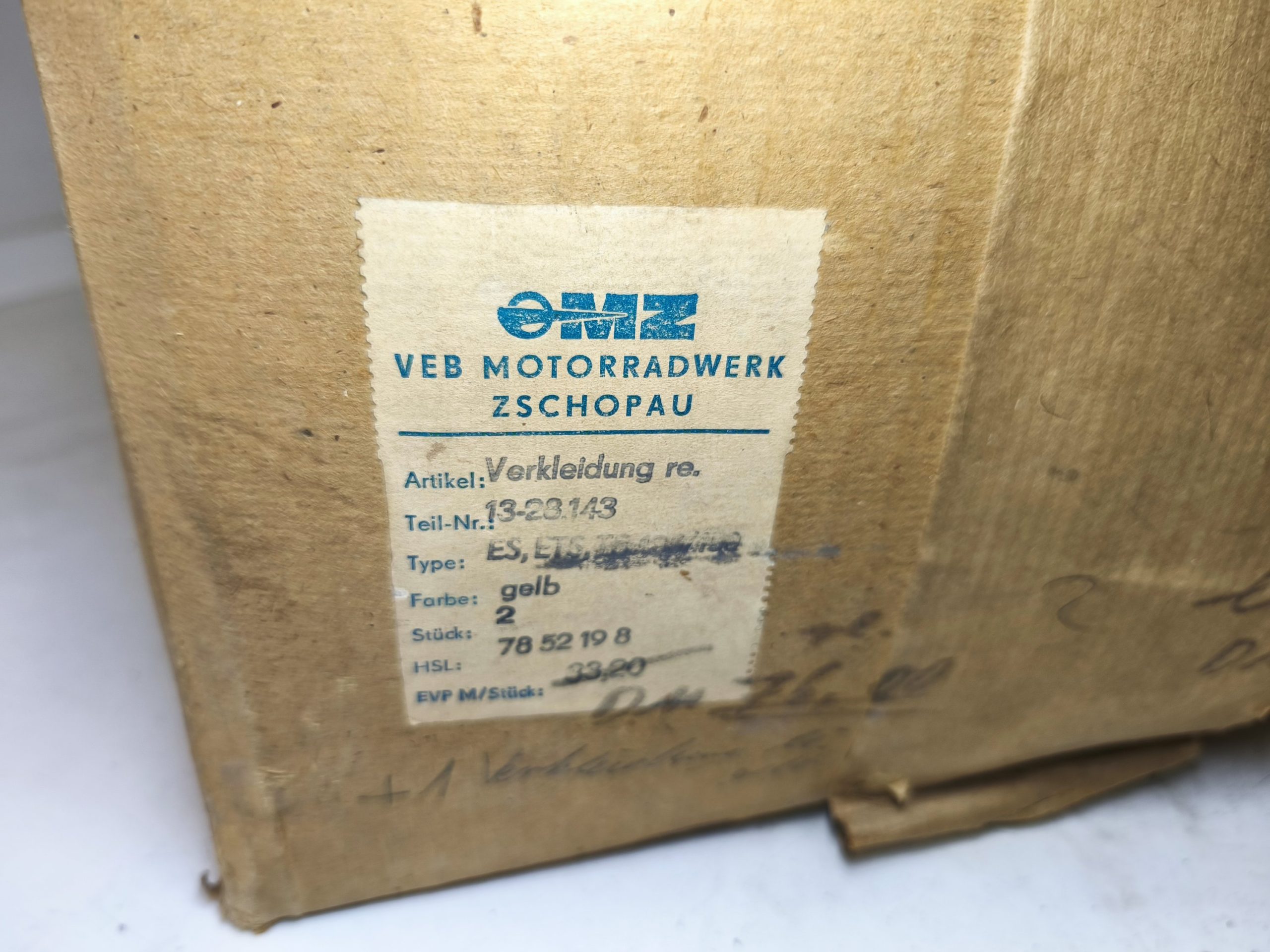 Oryginał DDR - fabrycznie nowe obudowa pokrywa akumulatora oraz obudowa boczek filtra powietrza MZ ES 125 150 TROPHY, MZ TS 125 150 - obrazek 2