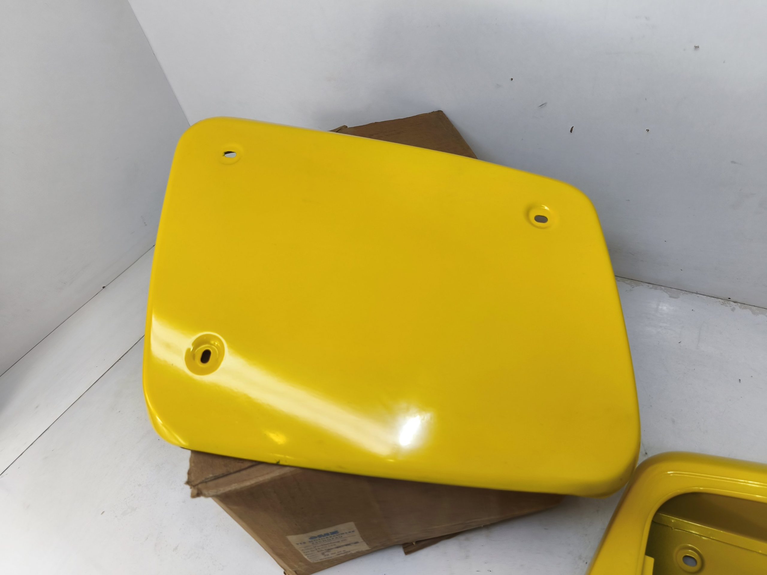 Oryginał DDR - fabrycznie nowe obudowa pokrywa akumulatora oraz obudowa boczek filtra powietrza MZ ES 125 150 TROPHY, MZ TS 125 150 - obrazek 3