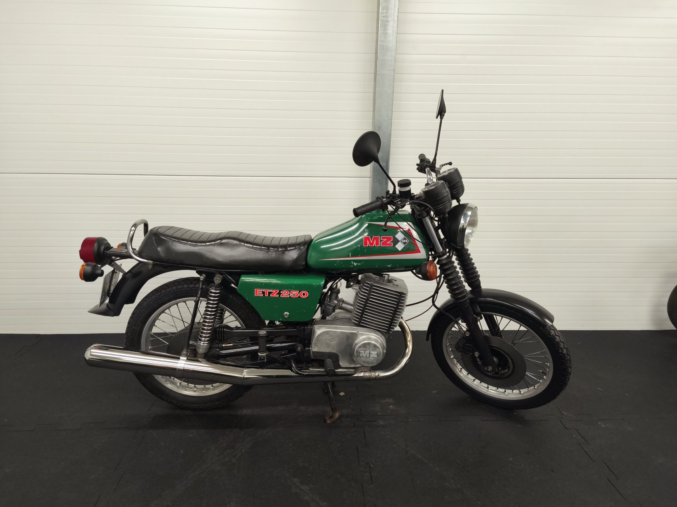 MZ ETZ 250 z dokumentami