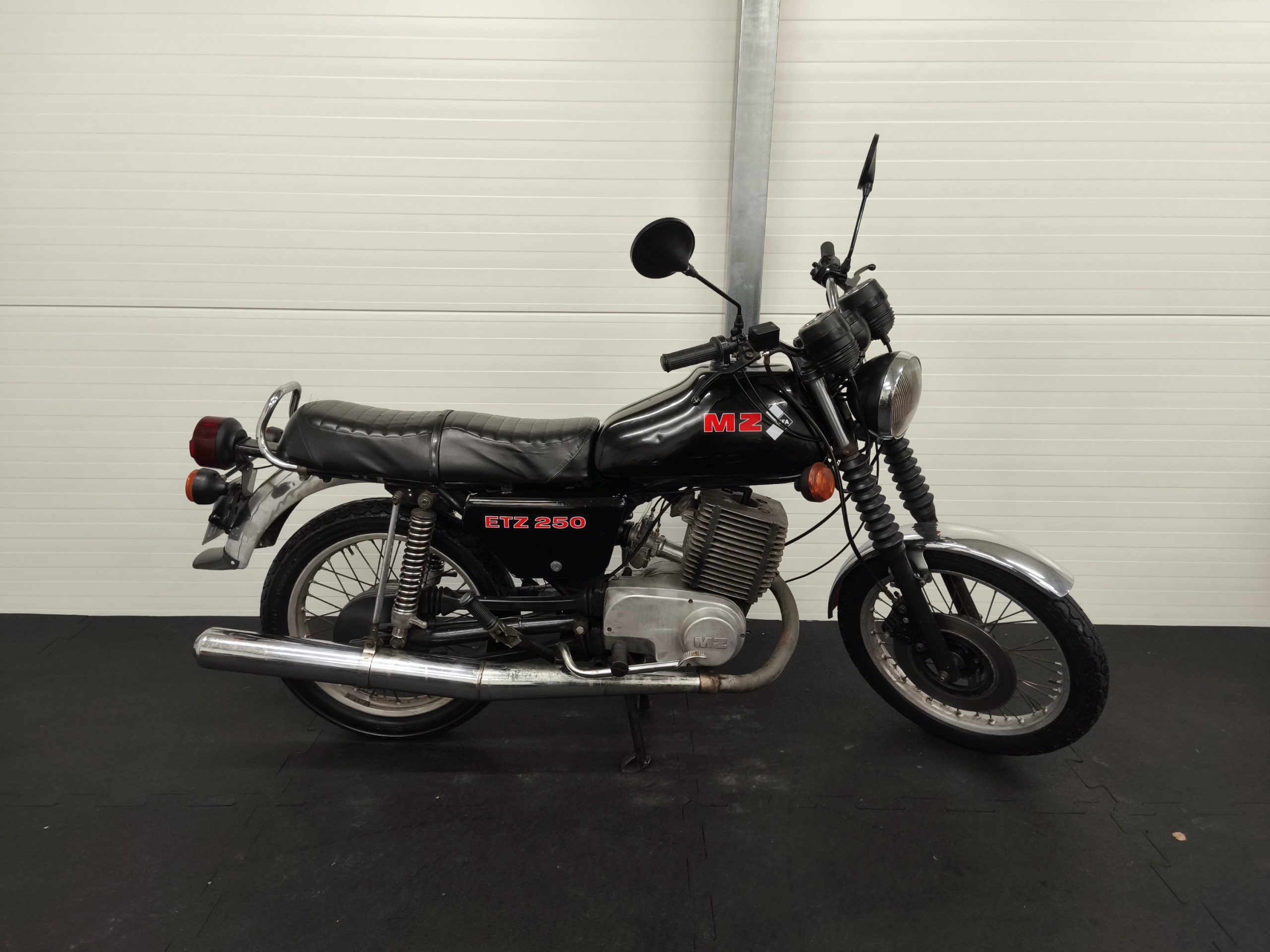 MZ ETZ 250 z dokumentami