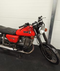 Alternative view of MZ ETZ 250 w oryginalnym lakierze.