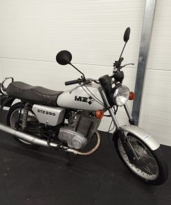 Alternative view of MZ ETZ 250 z dokumentami - wersja z pojedyńczym zegarze.