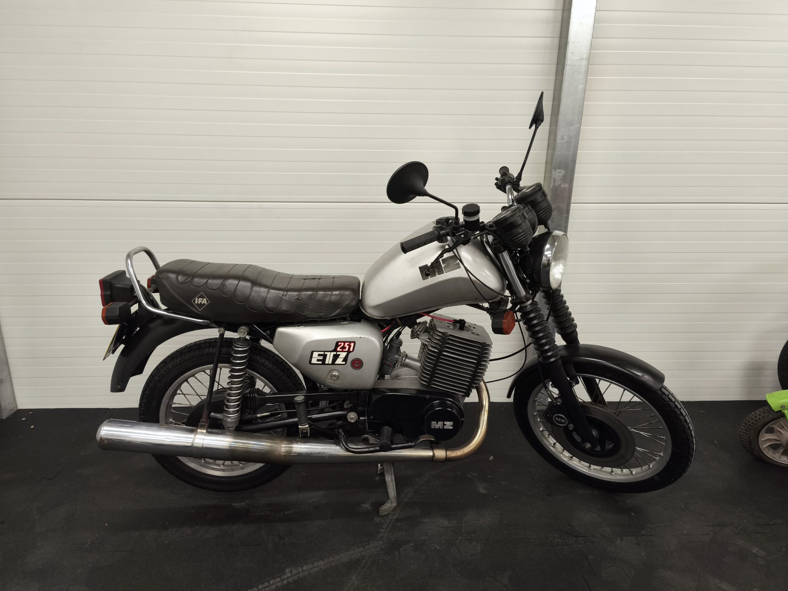 MZ ETZ 251 z dokumentami