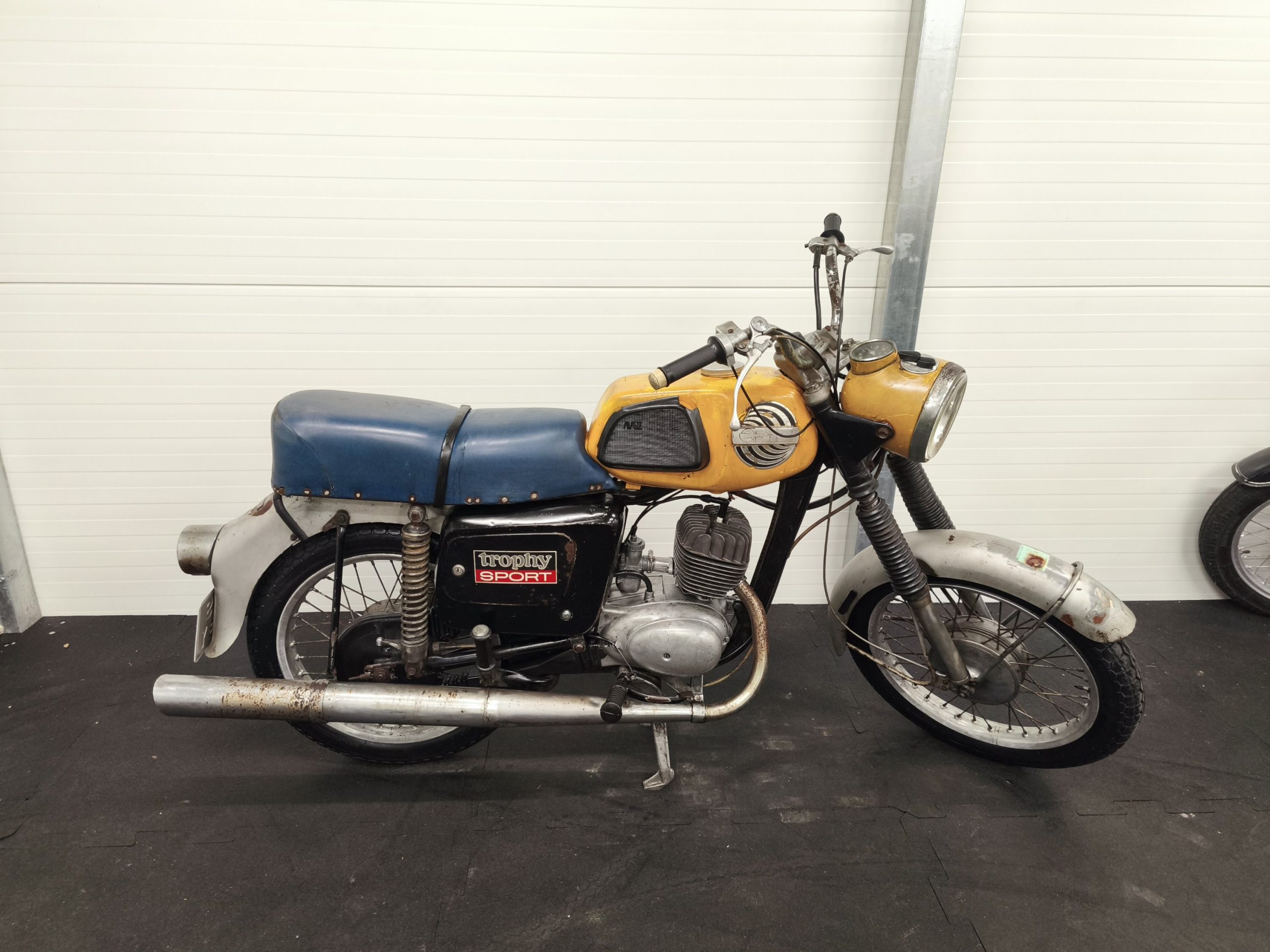 MZ ETS 125 z dokumentami
